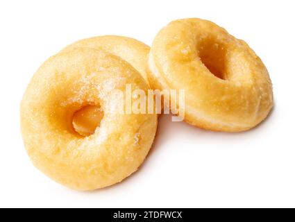 Der Blick von oben auf drei köstliche Zimt Zucker Mini Donuts im Stapel ist isoliert auf weißem Hintergrund mit Schneidepfad. Stockfoto