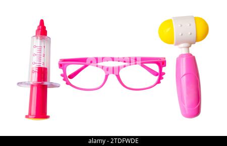 Medizinisches Spielzeug aus Kunststoff Spritzenglasrahmen und Reflexhammer für Kinder, die spielen, sind auf weißem Hintergrund mit Schneideweg isoliert. Stockfoto