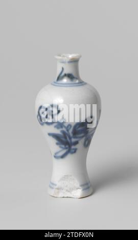 Miniatur-Flaschenvase mit Blumensprays, anonym, ca. 1675 - ca. 1724 Miniatur-Flaschenvase aus Porzellan mit balusterförmigem Korpus, in Unterglasur blau lackiert. Blumenzweige an der Wand. Der Hals mit Zweigen. Blau Weiß. Porzellan. Glasur. Kobalt (Mineral) Gemälde Miniaturvase in Flaschenform aus Porzellan mit balusterförmigem Korpus, lackiert in unterliegendem Glasurblau. Blumenzweige an der Wand. Der Hals mit Zweigen. Blau Weiß. Porzellan. Glasur. Kobalt-(Mineral-)Malerei Stockfoto