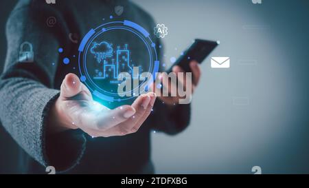 Mann Hand hält digitales Hologramm mit Smart City mit intelligenten Diensten und Symbolen, Smart City und Internet der Dinge (IoT) auf Smartphone in der Hand, Praktikant Stockfoto