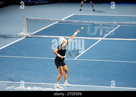 Excel Centre, Newham, London, Großbritannien. Dezember 2023. Ultimate Tennis Showdown Grand Final Day 3; Holger Rune (der Wikinger) dient Andrey Rublev (Rublo) Credit: Action Plus Sports/Alamy Live News Stockfoto