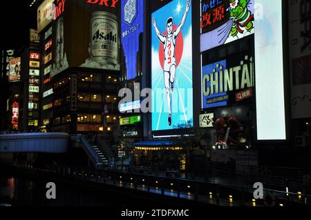 Blick auf die berühmte Werbetafel von Glico Running man in Dotonbori, Osaka, Japan Stockfoto