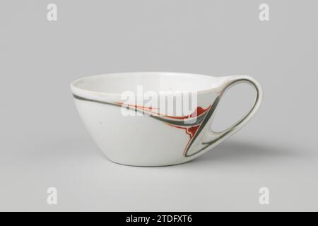 Tasse mit stilisierten Blumenmotiven, Parthénon (evtl.), ca. 1900 - ca. 1905 Porzellankopf mit C-förmigem Ohr, auf der Glasur in Grün und Rot gemalt. Stilisierte Blütenzweige an der Außenwand, durchgehend am Ohr. Entworfen von Maurice Dufrêne, hergestellt für La Maison Moderne, möglicherweise von Le Parthénon, Paris. Pariser Porzellan. Glasur. Malerei / Vitrifikation Porzellankopf mit C-förmigem Ohr, bemalt auf der Glasur in Grün und Rot. Stilisierte Blütenzweige an der Außenwand, durchgehend am Ohr. Entworfen von Maurice Dufrêne, hergestellt für La Maison Moderne, möglicherweise von Le Parthénon, P. Stockfoto