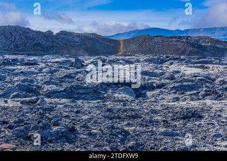 Lavafelsen kühlen sich immer noch in der Nähe des aktiven Vulkans Geldingadalir ab, von Fagradalsfjall Eruption 2021and Meradalir Eruption 2022 Stockfoto