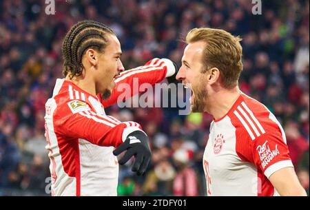 Harry Kane, FCB 9 feiert sein Tor, Happy, lagh, Celebration, 1-0 mit Leroy SANE, FCB 10 im Spiel FC BAYERN MÜNCHEN - VFB STUTTGART 3-0 am 17. Dezember 2023 in München. Saison 2023/2024, 1.Bundesliga, FCB, München, Spieltag 15, 15.Spieltag © Peter Schatz / Alamy Live News - DFL-VORSCHRIFTEN VERBIETEN DIE VERWENDUNG VON FOTOGRAFIEN als BILDSEQUENZEN und/oder QUASI-VIDEO - Stockfoto