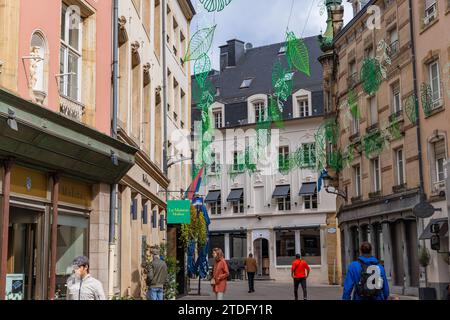 Luxemburg: 1. August 2023: Die Einkaufsstraße der Stadt luxemburg ist bekannt für ihre schöne Architektur und ihre gemütlichen Terrassen Stockfoto