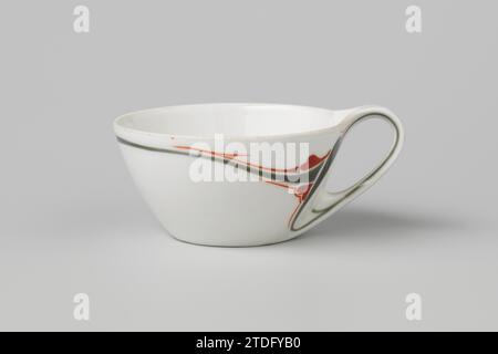 Tasse mit stilisierten Blumenmotiven, Parthénon (evtl.), ca. 1900 - ca. 1905 Porzellankopf mit C-förmigem Ohr, auf der Glasur in Grün und Rot gemalt. Stilisierte Blütenzweige an der Außenwand, durchgehend am Ohr. Entworfen von Maurice Dufrêne, hergestellt für La Maison Moderne, möglicherweise von Le Parthénon, Paris. Pariser Porzellan. Glasur. Malerei / Vitrifikation Porzellankopf mit C-förmigem Ohr, bemalt auf der Glasur in Grün und Rot. Stilisierte Blütenzweige an der Außenwand, durchgehend am Ohr. Entworfen von Maurice Dufrêne, hergestellt für La Maison Moderne, möglicherweise von Le Parthénon, P. Stockfoto