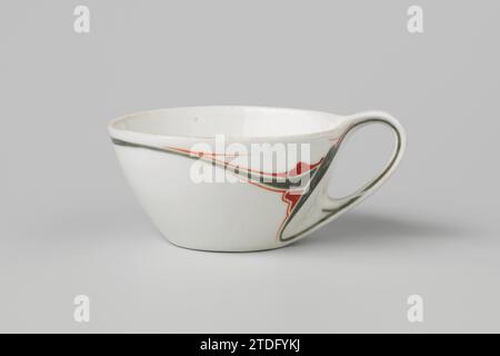 Tasse mit stilisierten Blumenmotiven, Parthénon (evtl.), ca. 1900 - ca. 1905 Porzellankopf mit C-förmigem Ohr, auf der Glasur in Grün und Rot gemalt. Stilisierte Blütenzweige an der Außenwand, durchgehend am Ohr. Entworfen von Maurice Dufrêne, hergestellt für La Maison Moderne, möglicherweise von Le Parthénon, Paris. Pariser Porzellan. Glasur. Malerei / Vitrifikation Porzellankopf mit C-förmigem Ohr, bemalt auf der Glasur in Grün und Rot. Stilisierte Blütenzweige an der Außenwand, durchgehend am Ohr. Entworfen von Maurice Dufrêne, hergestellt für La Maison Moderne, möglicherweise von Le Parthénon, P. Stockfoto