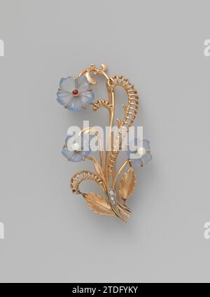 Blumenbrosche, ca. 1945 - ca. 1953 Rotgoldbrosche mit drei Blüten aus blauem Chalcedon. Die obere Blüte hat ein rundes Rubin als Herz, die Blüten darunter haben jeweils eine Perle. Am unteren Ende der Stiele befinden sich Diamanten direkt übereinander. Die Brosche ist mit einem Kanonenverschluss ausgestattet. Das Haager Gold (Metall). rubin (Mineral). Chalcedon. Diamant (Mineral)-Schleifen / facettierendes Rotgold-Brosche mit drei Blüten aus blauem Chalcedon. Die obere Blüte hat ein rundes Rubin als Herz, die Blüten darunter haben jeweils eine Perle. Am unteren Ende der Stiele befinden sich Diamanten direkt ab Stockfoto
