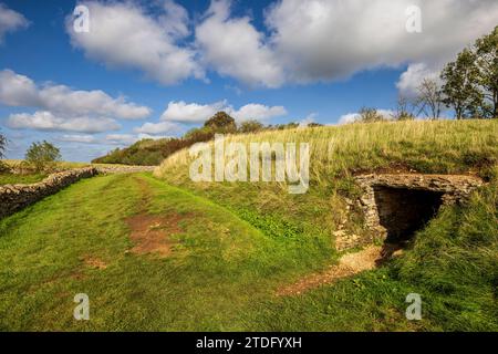 Belas Knap Neolithic Long Barrow auf Cleeve Hill in der Cotswolds AONB, Gloucestershire Stockfoto