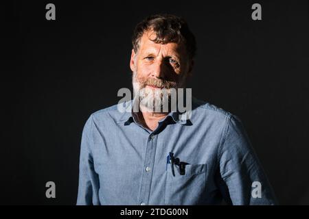 Edimburgh, Schottland. 19. August 2018. Der schottische Schriftsteller, Akademiker und Aktivist Alastair McIntosh nimmt während der Edinburgh International an einer Fotozelle Teil Stockfoto