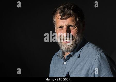 Edimburgh, Schottland. 19. August 2018. Der schottische Schriftsteller, Akademiker und Aktivist Alastair McIntosh nimmt während der Edinburgh International an einer Fotozelle Teil Stockfoto