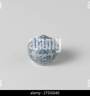 Runder Kasten mit Wellenmuster und Blüten, anonym, ca. 1650 runder Porzellankasten mit gewölbtem Deckel, der in einem Punkt endet, in Unterlazblau lackiert. Die Box ist mit einem Wellenmuster bedeckt, das sich über vier Gänge verteilt, die durch ein gespartes Band mit fünf prunusblüten in Kartuschen getrennt sind. Übergangsproporzellan in Blau und weiß. Porzellan. Glasur. Kobalt-(Mineral-)Malerei / Verglasung runde Porzellandose mit gewölbtem Deckel, die in einer Spitze endet, in Unterlaze blau lackiert. Die Box ist mit einem Wellenmuster bedeckt, das über vier Gänge verteilt ist, die durch ein gespartes Band mit fünf prunusblüten in c getrennt sind Stockfoto