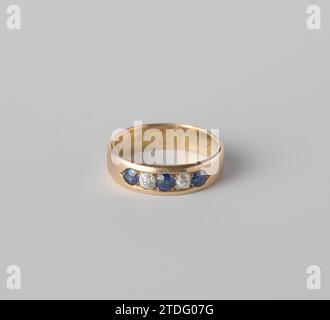 Goldring, anonym, 1911 Goldring. Bestehend aus einer glatten Band, oben besetzt mit 3 Saphiren und 2 Brillanten. Inschrift: E.A.J. 26. Januar 1911. Gold (Metall). Diamant (Mineral). saphir (Mineral) Goldring. Bestehend aus einer glatten Band, oben besetzt mit 3 Saphiren und 2 Brillanten. Inschrift: E.A.J. 26. Januar 1911. Gold (Metall). Diamant (Mineral). saphir (Mineral) Stockfoto