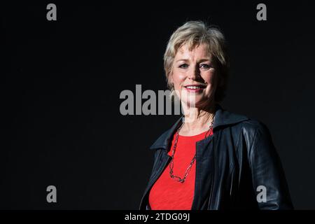 Edimburgh, Schottland. 19. August 2018. Die schottische Rundfunkanstalt und Schriftstellerin Sally Magnusson nimmt während des Edinburgh International Book Fest an einer Fotozelle Teil Stockfoto