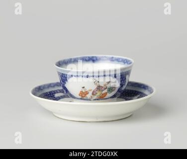 Glockenförmiger Becher und Untertasse mit zwei Frauen und einem Jungen mit Schmetterlingen und Blumensprays, anonym, ca. 1750 - ca. 1774 glockenförmiger Kopf und Untertasse aus Porzellan, bemalt in unterschwelliger Glasur blau und auf der Glasur blau, rot, rosa, gelb und schwarz. Auf der Schüssel eine Kartusche mit einer sitzenden Frau, die mit einem Jungen und einer Frau an einem Tisch spielt, mit einer Blume in der Hand; daneben ein Hase, eine Vase, Hocker und zwei Vögel; um die Kartusche Servetwork in Unterlazblau mit Schmetterlingen und Blumenzweigen in Bianco Sopra Bianco; der innere Rand mit Servetwork. Der Kopf mit der gleichen Dekoration. F Stockfoto