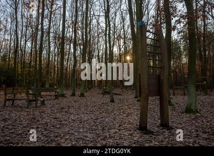 Prag, Tschechische Republik. Dezember 2023. Der Tatort des Doppelmordes in Klanovice Forest, Prag, Tschechien, am 18. Dezember 2023. Zwei Menschen, darunter ein Kind, wurden am 15. Dezember 2023 im Stadtteil Klanovice am östlichen Stadtrand von Prag tot aufgefunden. Mehrere Dutzend Polizisten arbeiten an der Aufklärung des Doppelmordes. Quelle: Michaela Rihova/CTK Photo/Alamy Live News Stockfoto