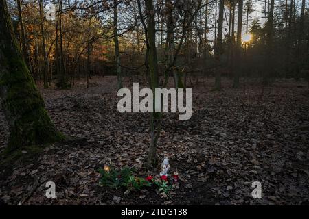 Prag, Tschechische Republik. Dezember 2023. Ein improvisierter Gottesdienst am Tatort des Doppelmordes in Klanovice Forest, Prag, Tschechische Republik, dargestellt am 18. Dezember 2023. Zwei Menschen, darunter ein Kind, wurden am 15. Dezember 2023 im Stadtteil Klanovice am östlichen Stadtrand von Prag tot aufgefunden. Mehrere Dutzend Polizisten arbeiten an der Aufklärung des Doppelmordes. Quelle: Michaela Rihova/CTK Photo/Alamy Live News Stockfoto