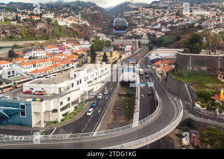 FUNCHAL, PORTUGAL - 24. AUGUST 2021: Dies ist einer der modernen städtischen Verkehrsknotenpunkte im Bergland. Stockfoto