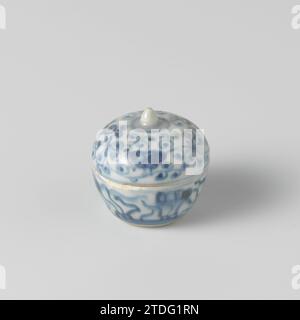 Runde Box mit Blumenrollen, anonym, ca. 1650 runde Box aus Porzellan mit kegelförmigem Deckelknopf, in Unterlazblau lackiert. Die Kiste ist mit Blumenreben und Pilzen (Lingzhi) bedeckt. Übergangsparzellan in Blau und weiß. Porzellan. Glasur. Kobalt-(Mineral-)Malerei / Verglasung runde Box aus Porzellan mit kegelförmigem Deckelknopf, blau lackiert. Die Kiste ist mit Blumenreben und Pilzen (Lingzhi) bedeckt. Übergangsparzellan in Blau und weiß. Porzellan. Glasur. Kobalt-(Mineral-)Malerei/Verglasung Stockfoto