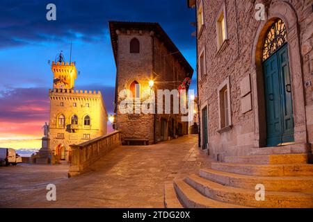 San Marino, Republik San Marino, Italien. Stadtbild der Altstadt von San Marino, Italien mit Piazza della Liberta bei schönem Sonnenuntergang im Herbst. Stockfoto