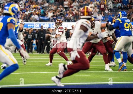 Washington Commanders Quarterback Jacoby Brissett (12) wirft einen Pass während eines Spiels der NFL gegen die Los Angeles Rams am Sonntag, den 17. Dezember 2023, im SoFi Stadium. in Inglewood, CA. besiegten die Rams die Commanders 28:20. (Jon Endow/Bild des Sports) Stockfoto