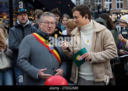 Brügge, Belgien. Dezember 2023. Brügge Bürgermeister Dirk de fauw und Schauspieler und Sänger Niels Destadsbader, die während der 2023er Ausgabe der „Warmste Woche“, der jährlichen Solidaritätskampagne des VRT, in Brügge am Montag, den 18. Dezember 2023, dargestellt wurden. In diesem Jahr werden Mittel für Organisationen und Projekte im Rahmen des zentralen Themas "Aufwachsen ohne Sorgen" (Opgroeien zonder zorgen) gesammelt. BELGA FOTO KURT DESPLENTER Credit: Belga Nachrichtenagentur/Alamy Live News Stockfoto