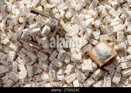 Gangjeong, klebriger Reis und Holzschale Stockfoto