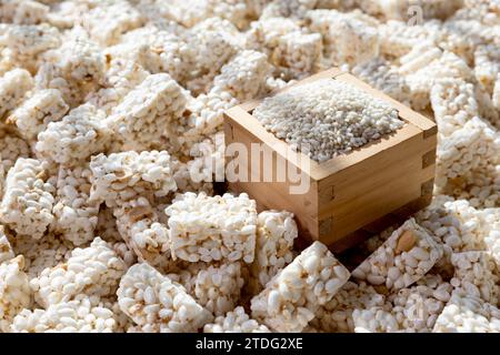 Gangjeong, klebriger Reis und Holzschale Stockfoto