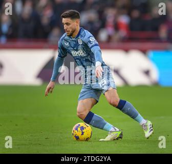 London, Großbritannien. 17. Dezember 2023 - Brentford gegen Aston Villa - Premier League - GTECH Stadium. Alex Moreno von Aston Villa während des Premier League-Spiels gegen Brentford. Bildnachweis: Mark Pain / Alamy Live News Stockfoto