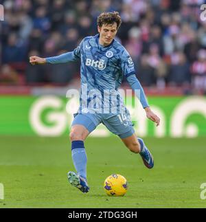 London, Großbritannien. Dezember 2023. 17. Dezember 2023 - Brentford gegen Aston Villa - Premier League - GTECH Stadium Aston Villa's Pau während des Premier League-Spiels gegen Brentford. Bildnachweis: Mark Pain/Alamy Live News Stockfoto