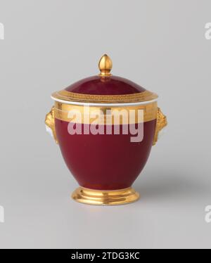 Zuckerschale mit goldenen Borten auf rotem Grund, anonym, ca. 1800 - ca. 1824 Porzellanzuckerschale auf spreizendem Fuß und mit zwei Griffen in Form eines menschlichen Kopfes, auf der Glasur mit Rot und Gold bedeckt. Die Außenwand ist rot und der Fuß, der Außenrand und die Griffe mit Gold bedeckt. Am Rande eine Blumenkuppe in einem der goldenen Reifen. Der Deckel mit der gleichen Dekoration. Unten mit SC unter einer horizontalen Linie gekennzeichnet. Empire. Frankreich (möglicherweise) Porzellan. Glasur. Goldmalerei / Vergoldung / Glasur Porzellanzuckerschale auf Spreizfuß und mit zwei Griffen in Form einer hu Stockfoto