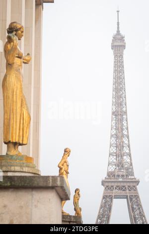 Regnerischer Eiffelturm vom Place du Trocadéro in Paris - Frankreich Stockfoto