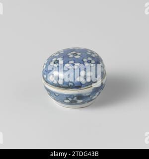 Runde Box mit Blüten, anonym, ca. 1650 runde Box aus Porzellan, in Unterglasurblau bemalt. Die Kiste ist blau mit prunus-Blüten bedeckt. Übergangsproporzellan in Blau und weiß. Porzellan. Glasur. Kobalt-(Mineral-)Malerei / Verglasung runde Porzellandose, in Unterglasurblau bemalt. Die Kiste ist blau mit prunus-Blüten bedeckt. Übergangsproporzellan in Blau und weiß. Porzellan. Glasur. Kobalt-(Mineral-)Malerei/Verglasung Stockfoto