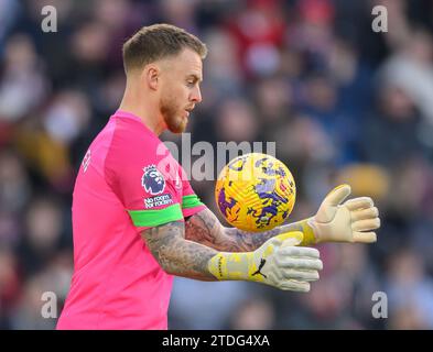 London, Großbritannien. 17. Dezember 2023 - Brentford gegen Aston Villa - Premier League - GTECH Stadium. Mark Flekken von Brentford während des Premier League-Spiels gegen Aston Villa. Bildnachweis: Mark Pain / Alamy Live News Stockfoto