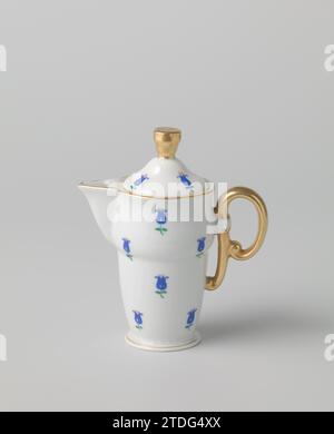 Milchkrug mit Blumen, Pirkenhammer, ca. 1935 Porzellanmilchkännchen auf leicht spreizendem Boden mit leicht laufendem Körper, der knapp über der Hälfte verdickt und in einen weiten Hals, s-förmigen, gerippten Auslauf und p-förmiges Ohr läuft. Auf der Glasur in Blau, Rot, Grün und Gold gemalt. Bauch und Hals mit blauen Blumen und einem goldenen Ohr. Goldene Linie am Fuß und am Rand. Auf der Unterseite mit den überkreuzten Hämmern mit Krone, dem Text „Epiag Pirkenhammer Cechoslow“ und der Nummer 5857 gekennzeichnet. Karlsbader Porzellan. Glasur. Gold (Metall) Malerei / Vergoldung / Vitrifikation Porzellan Milchkännchen auf leicht ausbreitenden Bas Stockfoto