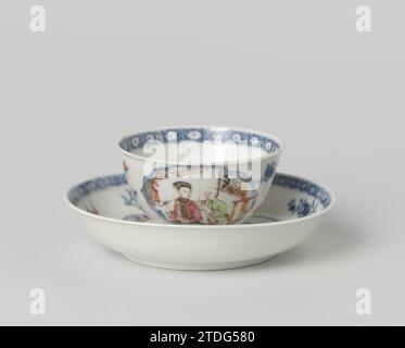 Glockenförmige Tasse und Untertasse mit einem Mann und einer Frau in einem Innenraum in einer gewellten Platte, anonym, ca. 1775 - ca. 1799 klickförmiger Kopf und Schüssel aus Porzellan, bemalt in unterschwelliger Glasur blau und auf der Glasur blau, rot, rosa, grün, lila, schwarz und Gold. Auf dem flachen Teil der Schüssel eine gewellte Kartusche mit einer Szene eines Mannes und einer Frau an einem Tisch mit Gegenständen im Inneren, ein zweiter Mann schaut durch das Fenster innen; die Wand mit Blumenzweigen und Insekten; Ein dekoratives Band am Rand. Der Kopf mit der gleichen Dekoration. Famle Rose. Porzellan. Glasur. Goldmalerei (Metall) / Vergoldung / Vitrif Stockfoto