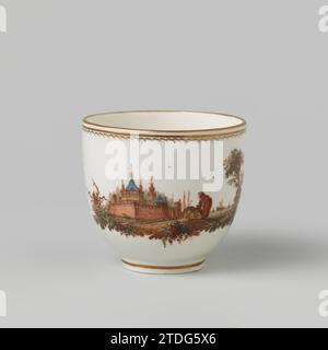 Kopf, bemalt mit Wasserlandschaft mit Schloss/Palast, ca. 1778 - ca. 1782 Porzellankopf, mehrfarbig bemalt mit Wasserlandschaft in Grün und Braun mit Figuren in Blau, Rot-Braun und Lila am Ufer und mit einem großen Schloss/Palast auf der anderen Seite mit hellblauen Fenstern und Dächern. Gold pisst an den Rändern, das Ohr ist ebenfalls in Gold verziert. Loosdrecht Porzellankopf, mehrfarbig bemalt mit Wasserlandschaft in Grün und Braun mit Figuren in Blau, Rot-Braun und Lila am Ufer und mit einem großen Schloss/Schloss auf der anderen Seite mit hellblauen Fenstern und Dächern. Gold-pis Stockfoto
