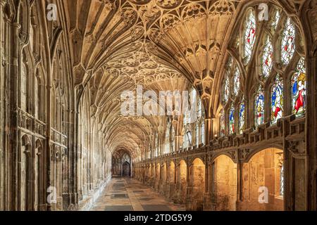 Das große Kloster in Gloucester Cathedral aus dem 14. Jahrhundert, das als das früheste und beste Beispiel für Fächergewölbe der Welt gilt, Gloucester, Engalnd, Großbritannien Stockfoto