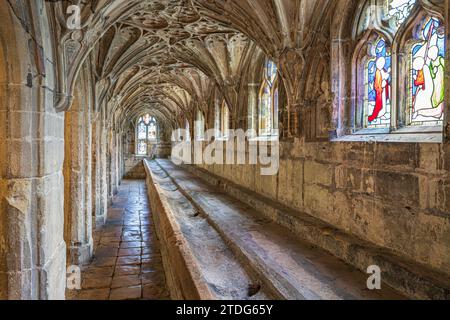 Das Lavatorium aus dem 14. Jahrhundert (Waschplatz der Mönche) am nördlichen Walk des Great Cloister in Gloucester Cathedral, Gloucester, England, Großbritannien Stockfoto