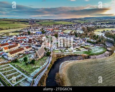 Aus der Vogelperspektive auf das Dorf des schottischen Dorfes Dalrymple an einem Wintertag im Dezember Stockfoto