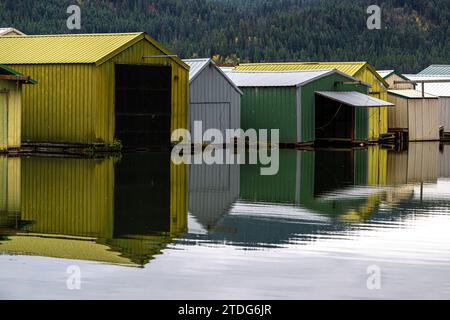 Bootshäuser am Chatcolet Lake, Idaho Stockfoto