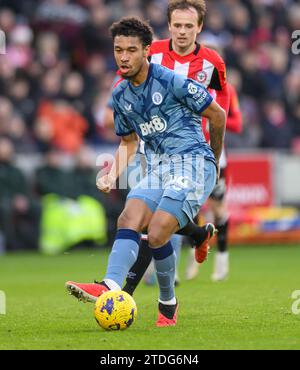 London, Großbritannien. 17. Dezember 2023 - Brentford gegen Aston Villa - Premier League - GTECH Stadium. Aston Villa's Boubacar Kamara während des Premier League-Spiels gegen Brentford. Bildnachweis: Mark Pain / Alamy Live News Stockfoto