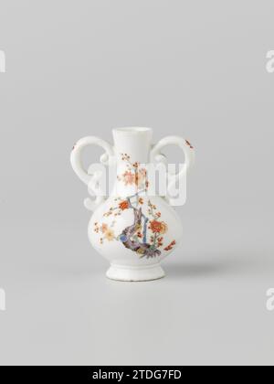 Flasche mit zwei Ohren, mehrfarbig bemalt mit einem Kakiemon Dekor, meissener porzellan manufaktur, ca. 1735 Flasche mit zwei Ohren, bemalt mit einem Kakiemon Dekor. Die Vase ist nicht markiert. Porzellanflasche mit zwei Ohren, bemalt mit einem kakiemonfarbenen Dekor. Die Vase ist nicht markiert. Schweben Sie Porzellan Stockfoto