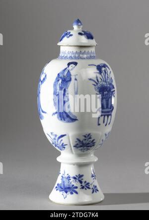 Eiförmige Vase mit Frauen, Blumensprays und Vasen, anonym, ca. 1700 eiförmige Deckgläser aus Porzellan auf hoher Basis mit ringförmiger Verdickung, in Unterlazblau lackiert. An der Wand sechs modellierte Fächer mit je einer Frau (lange Lijs) oder einer Blumenvase (Lotus, Chrysantheme); darunter sechs kleinere modellierte Gänge mit Fruchtzweigen; der Fuß mit einer Blume und einem Fruchtzweig; am Hals ein Band mit Mäandermotiv, über dem spitze Blätter stehen; der Deckel mit Wertsachen (Bücher, Perle, artimisia Magazin). Geklebter Deckel; zwei Späne in der Deckelkante. Blau Weiß. Porzellan. Glasur. Kobalt (Meilen Stockfoto