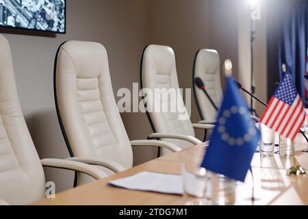 Orte von Geschäftsleuten für Geschäftsgespräche in der Kongresshalle Stockfoto