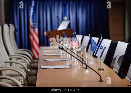 Tisch mit Mikrofonen und Berichten für Geschäftsleute bei der Konferenz Stockfoto