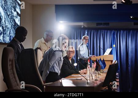 Gruppe von Geschäftsleuten, die sich gemeinsam auf die Konferenz vorbereiten Stockfoto