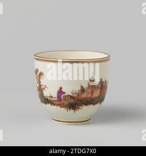 Kopf, bemalt mit Wasserlandschaft mit Schloss/Palast, ca. 1778 - ca. 1782 Porzellankopf, mehrfarbig bemalt mit Wasserlandschaft in Grün und Braun mit Figuren in Blau, Rot-Braun und Lila am Ufer und mit einem großen Schloss/Palast auf der anderen Seite mit hellblauen Fenstern und Dächern. Gold pisst an den Rändern, das Ohr ist ebenfalls in Gold verziert. Loosdrecht Porzellankopf, mehrfarbig bemalt mit Wasserlandschaft in Grün und Braun mit Figuren in Blau, Rot-Braun und Lila am Ufer und mit einem großen Schloss/Schloss auf der anderen Seite mit hellblauen Fenstern und Dächern. Gold-pis Stockfoto