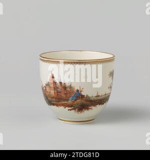 Kop, bemalt mit Wasserlandschaft mit Schloss/Schloss, Manufaktur Oud-Loosdrecht, ca. 1778 - ca. 1782 Porzellankopf, mehrfarbig bemalt mit Wasserlandschaft in Grün und Braun mit Figuren in Blau, rot-braun und lila am Ufer und mit einem großen Schloss/Palast auf der anderen Seite mit hellblauen Fenstern und Dächern. Gold pisst an den Rändern, das Ohr ist ebenfalls in Gold verziert. Loosdrecht Porzellankopf, mehrfarbig bemalt mit Wasserlandschaft in Grün und Braun mit Figuren in Blau, Rot-Braun und Lila am Ufer und mit einem großen Schloss/Schloss auf der anderen Seite mit Hellblau Stockfoto